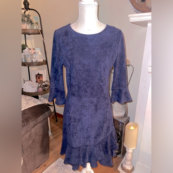 Aryeh navy blue stretchy faux suede ruffled bottom 3/4 sleeve Size M. NWT - Picture 1 of 16